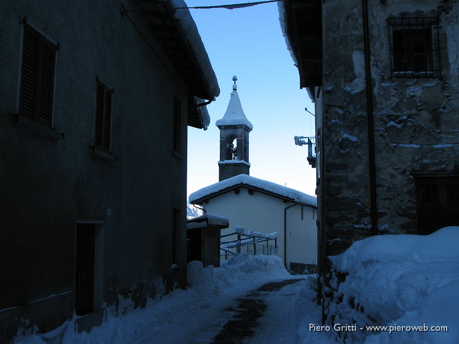 pusdosso7dic08 013.jpg - La chiesina sullo sfondo del cielo terso